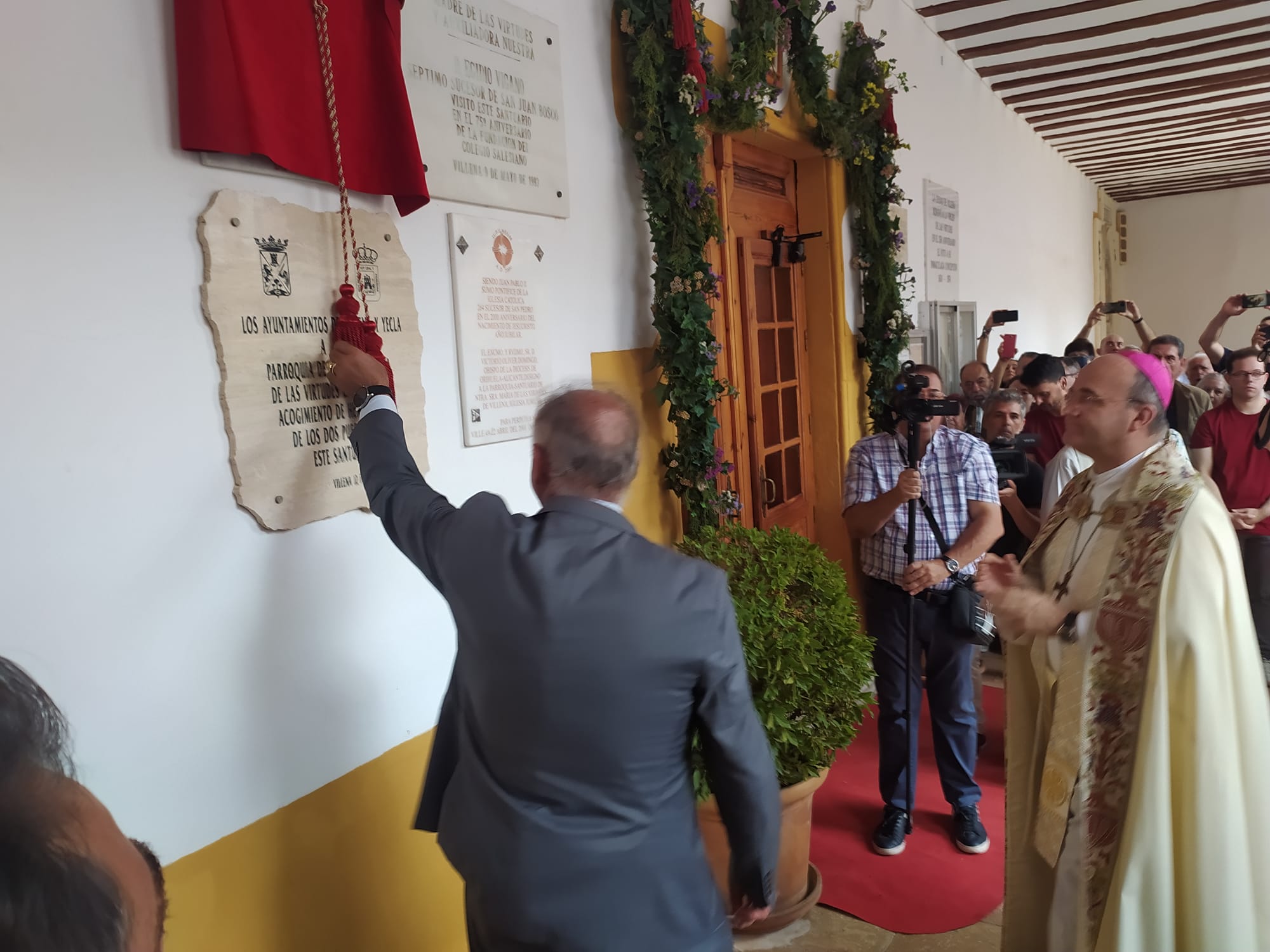 Se descubre la placa conmemorativa