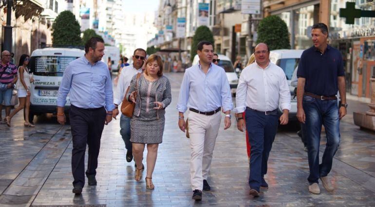 Juan Manuel Moreno Bonilla, en el centro de la imagen, durante su encuentro con los presidentes del PP.