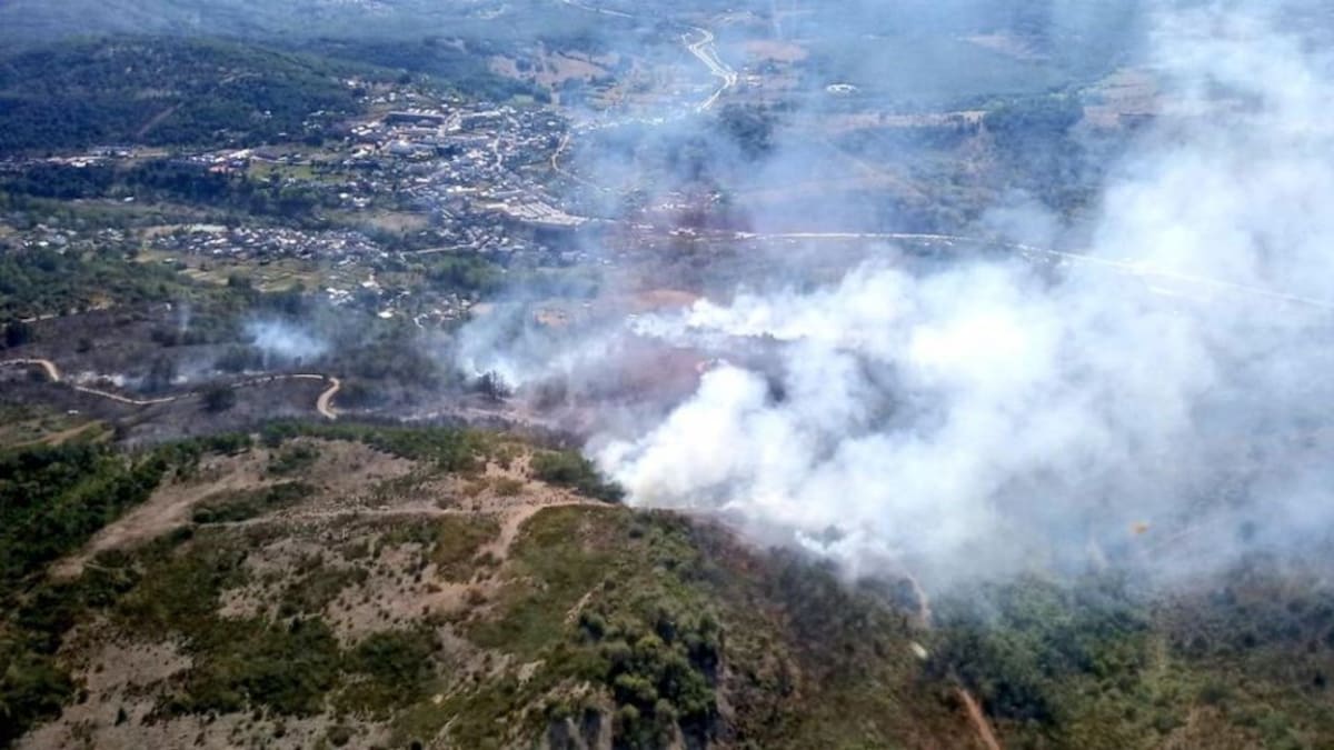 Trabajan en la extinción de un fuego declarado entre Toreno y Librán