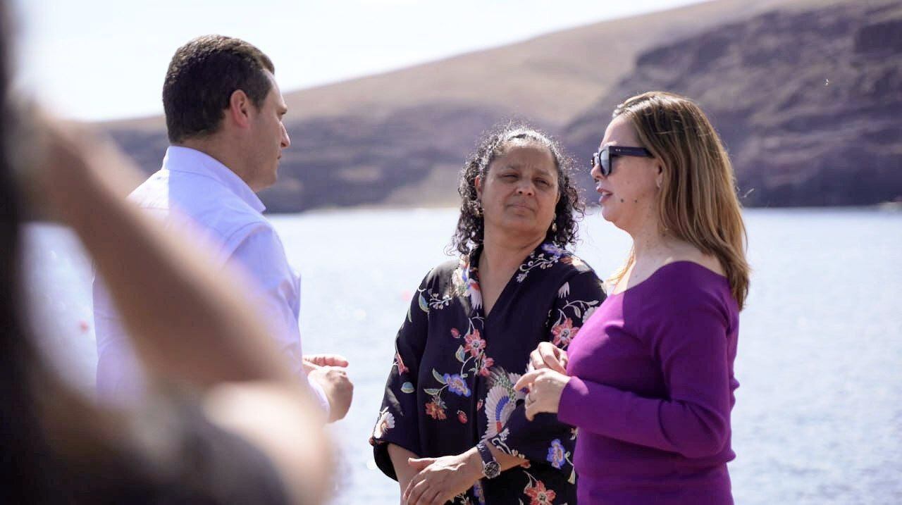 La presidenta del Cabildo afirma que “no solo terminaremos de retirar las jaulas marinas en Playa Quemada, sino que estas no se instalarán en ninguna zona de Lanzarote”.