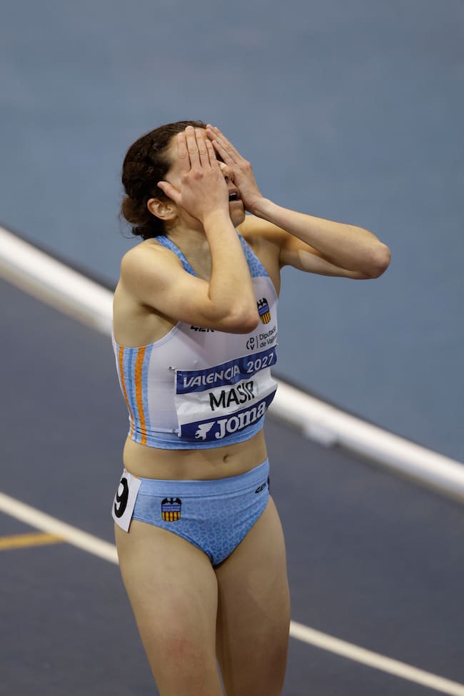 VALENCIA, 01/03/2026.- La atleta Carla Masip tras conseguir la victoria en la Final A de la prueba de 1.500m Mujeres de los Campeonatos de España de Atletismo en pista cubierta que se disputan en el Palacio Velódromo Luis Piug de Valencia, este fin de semana. EFE/Kai Forsterling