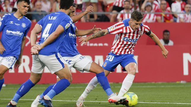 Pol Lozano, con el balón ante varios defensores del Tenerife