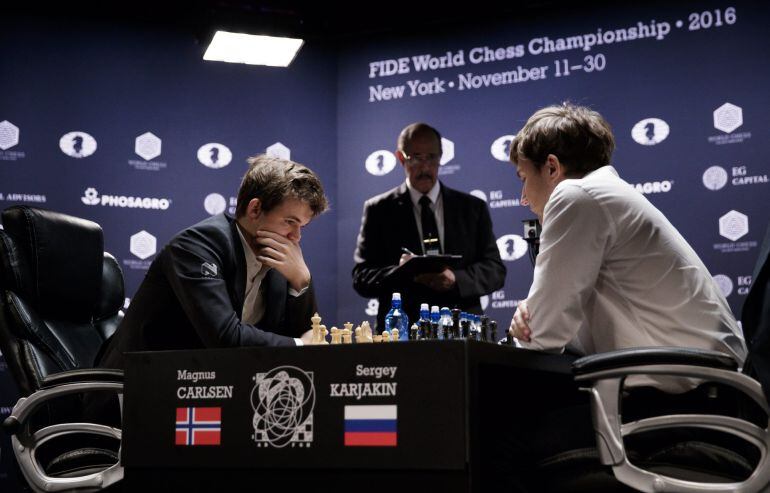 Magnus Carlsen de Noruega y Sergey Karjakin de Rusia en la final