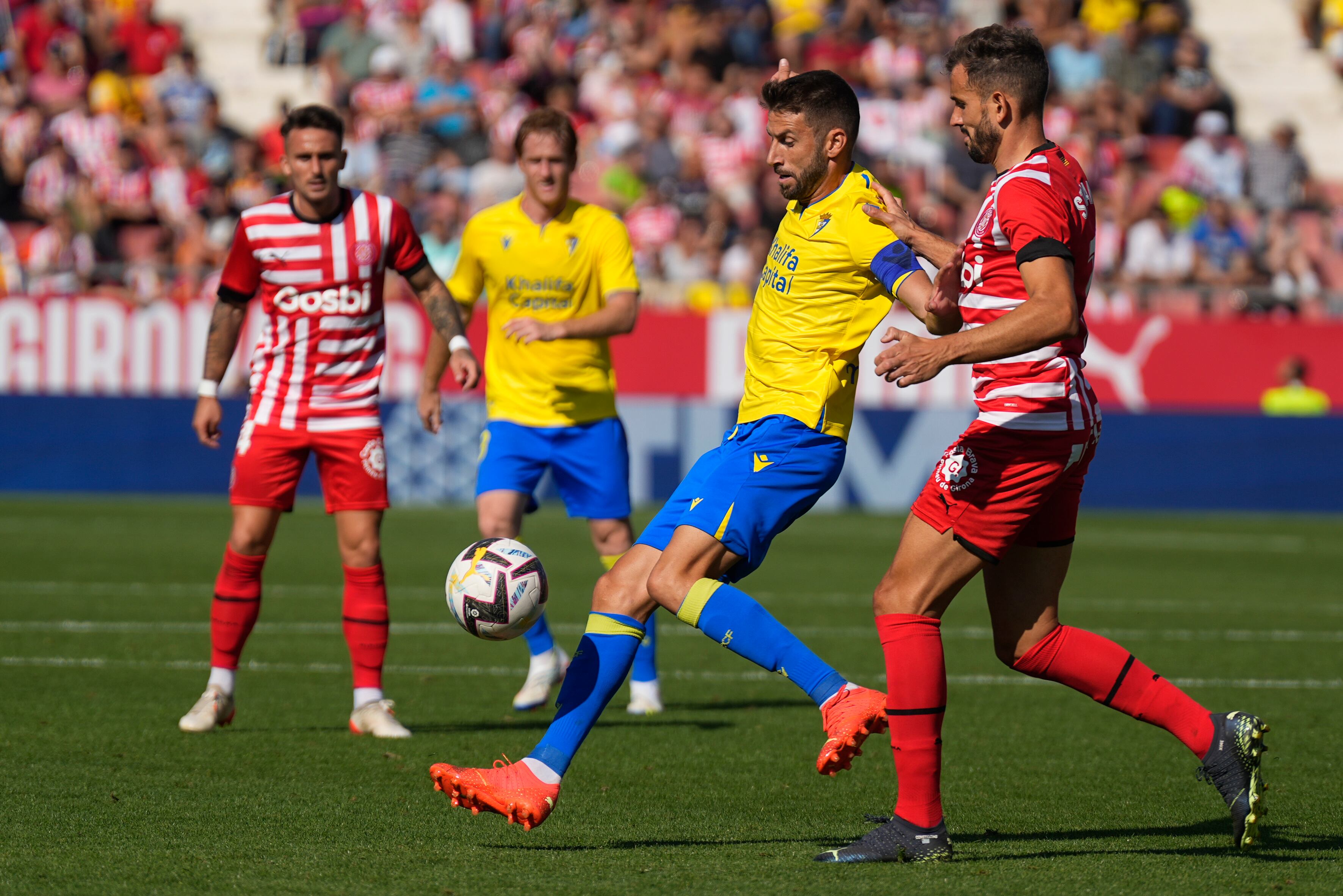 GIRONA, 15/10/2022.- El centrocampista del Cádiz CF José María Martín-Bejarano, y el delantero del Girona FC Cristhian Stuani (d), durante el partido de la jornada 9 de LaLiga Santander, disputado este sábado en el estadio municipal de Montilivi en Girona. EFE/David Borrat