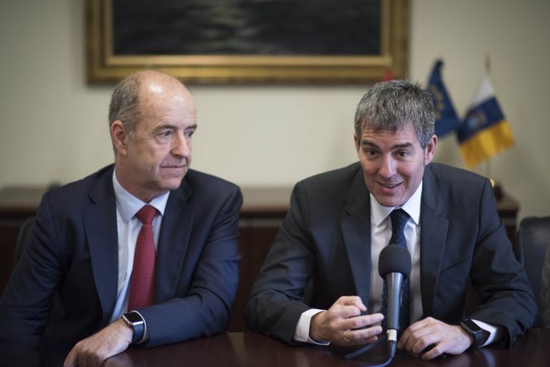 El presidente del Gobierno de Canarias, Fernando Clavijo y el el responsable de Hacienda, Pedro Ortega, durante la rueda de prensa. 