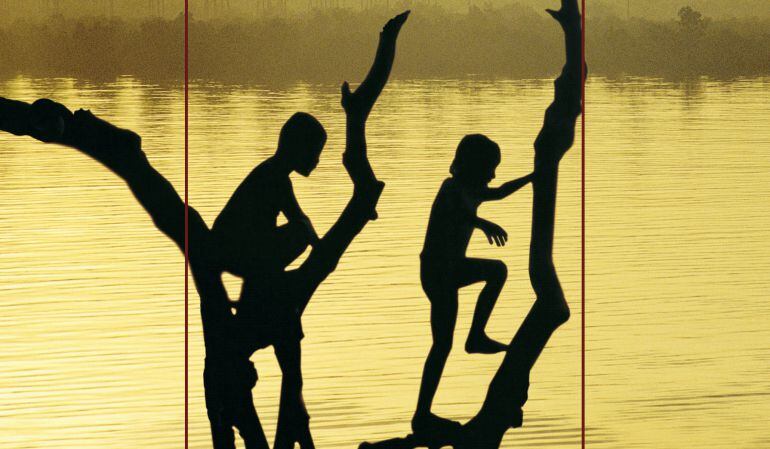 Esta novela nos traslada hasta la India durante la celebración de su independencia y está protagonizada por dos jóvenes monjas carmelitas que inician un trepidante recorrido por  África y América durante dos décadas