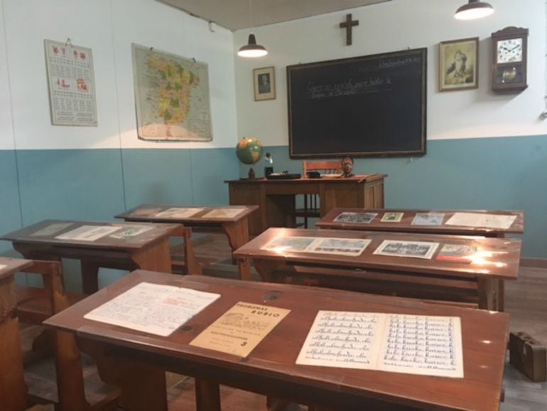 Fotografía de una de las aulas del Museo de la Educación de la UPV en Donostia