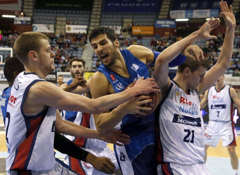 El alero del Retabet.es GBC Zoran Vrikic (c) lucha un rebote con Eimantas Bendzius (i), alero del Río Natura Monbus, durante el partido de la jornada 19 de la Liga ACB disputada en el San Sebastián Arena 2016