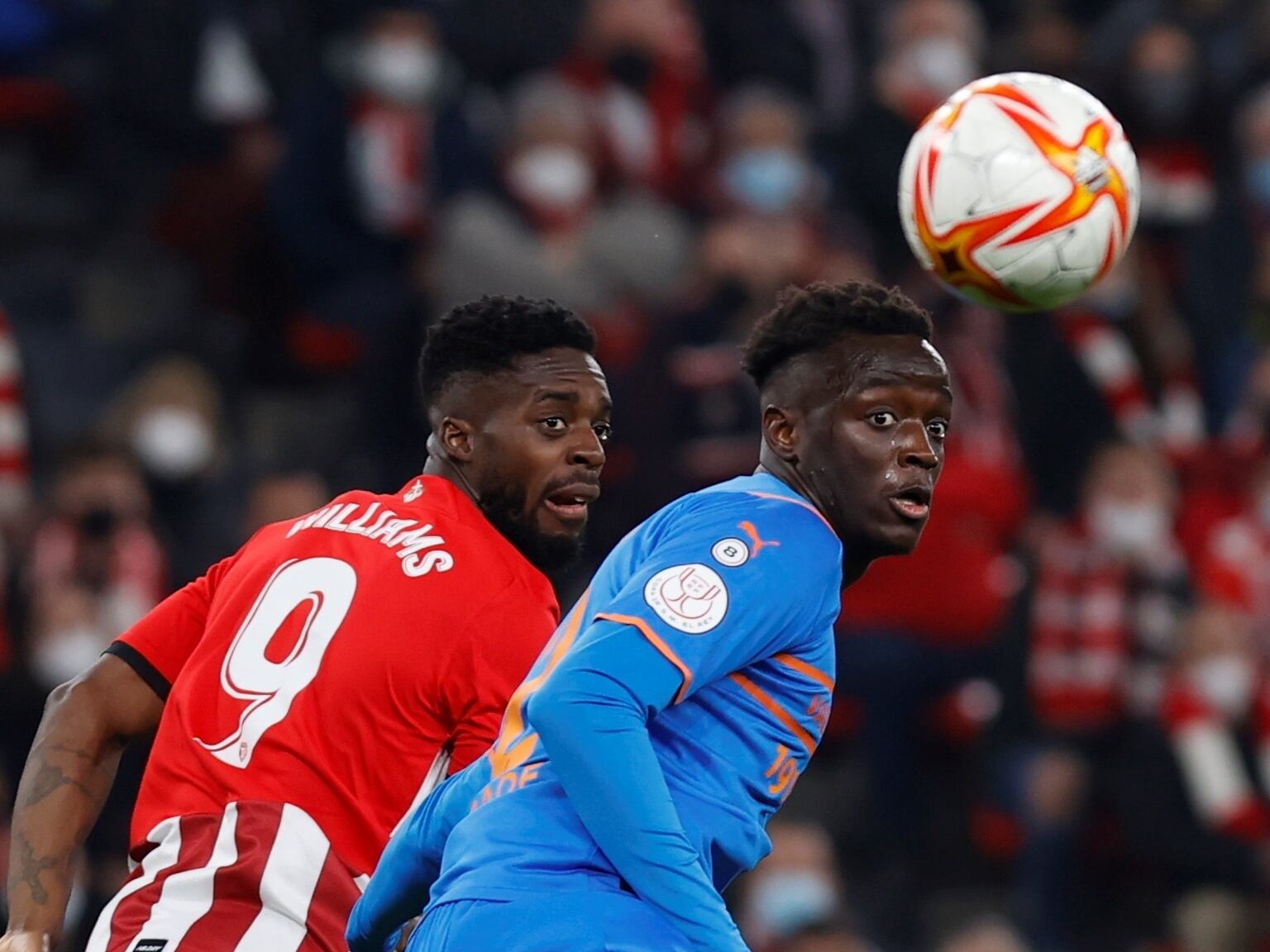 GRAF5462. BILBAO, 10/02/2022.- El defensa francés del Valencia Mouctar Diakhaby (d) pelea un balón con el delantero del Athletic de Bilbao Iñaki Williams durante el partido de ida de semifinales de la Copa del Rey que se disputa este jueves en el estadio de San Mamés. EFE/Miguel Toña