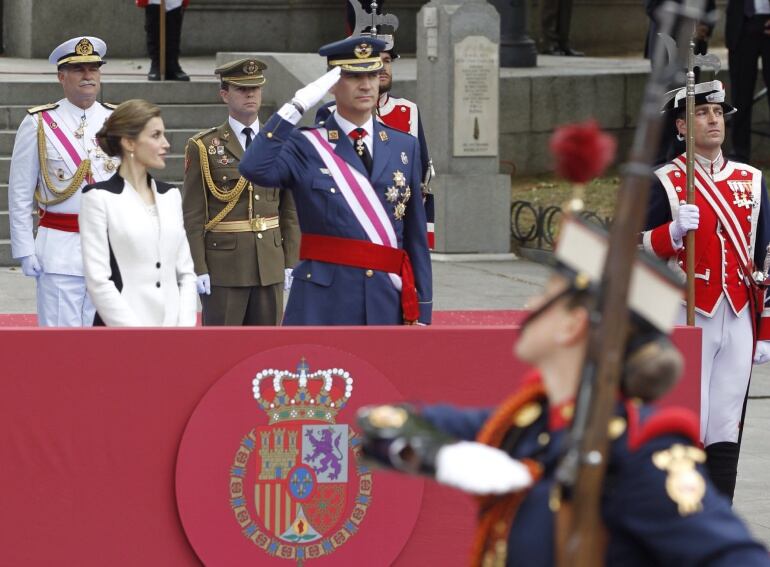 Los Reyes durante el acto central del Día de las Fuerzas Armadas, en las inmediaciones de la Plaza de la Lealtad de Madrid, donde presiden un homenaje a los que dieron su vida por España y un desfile con la participación de cerca de 600 militares