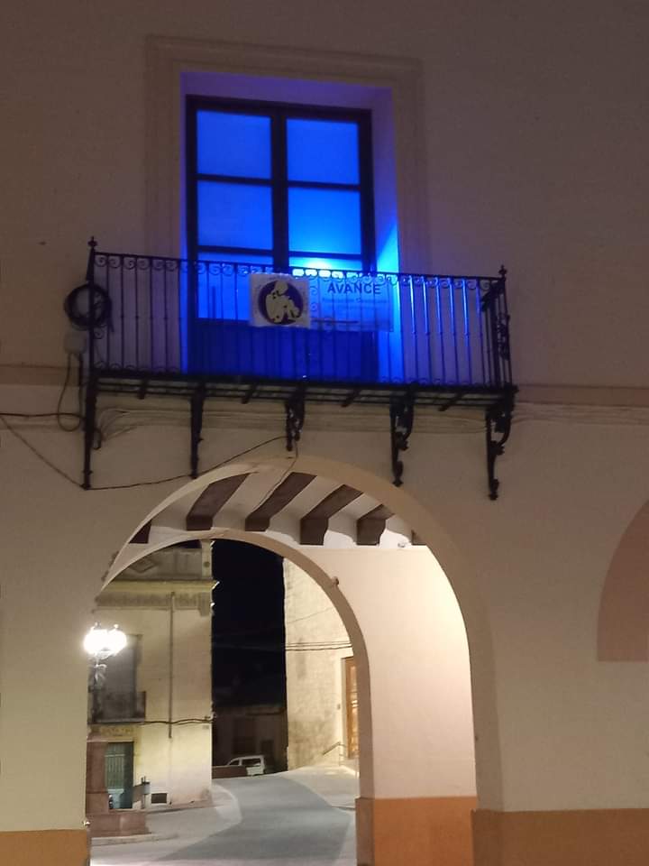 Edificios iluminados de azul