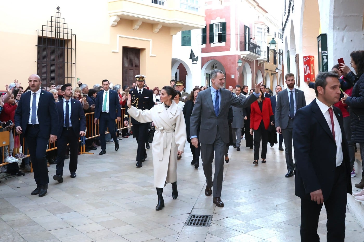 Sus Majestades saludaron al público en su paseo por Ciutadella