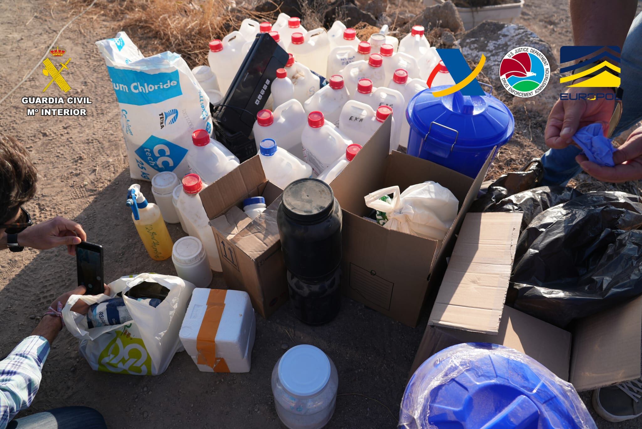 Productos tóxicos del laboratorio de corte intervenido en la operación 'Silbo'.