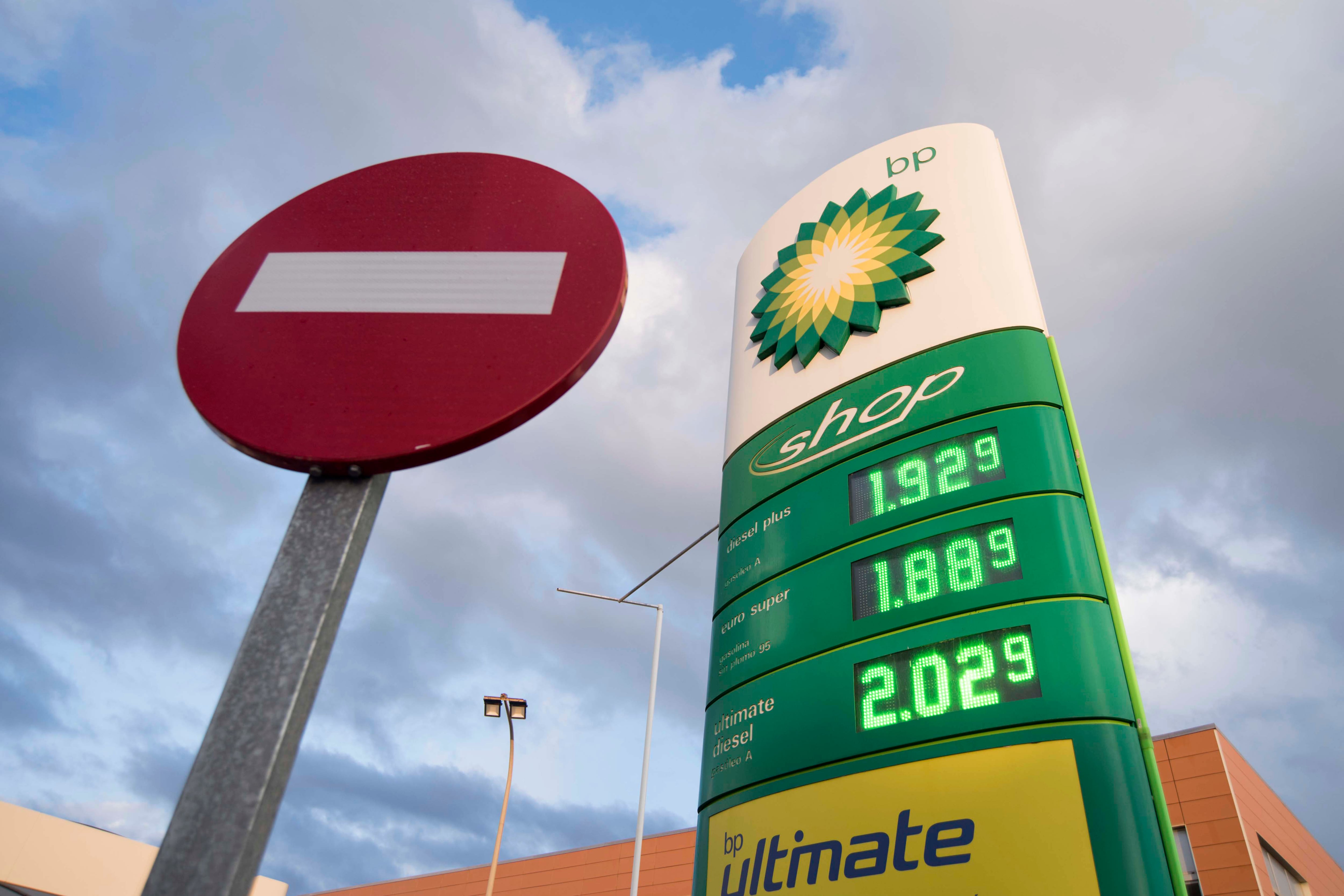 Detalle de los precios del combustible en una estación de servicio en la localidad menorquina de Sant Lluís.