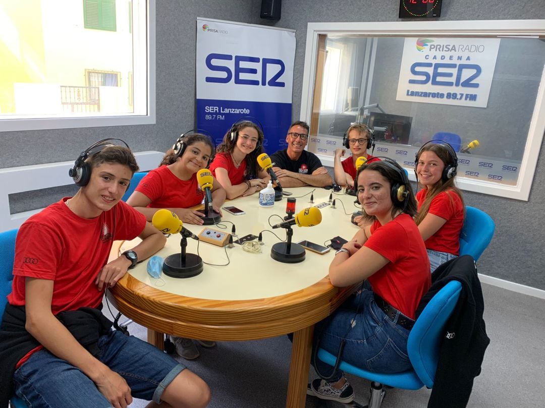 Alejandro, María y Rocío, alumnos de 4º de ESO del Colegio Nuestra Señora de las Mercedes de Granada; Mateo, Carolina y Marina, alumnos de 3º de ESO del Colegio San Patricio de Madrid; y el emprendedor e inversor español experto en innovación, fundador de