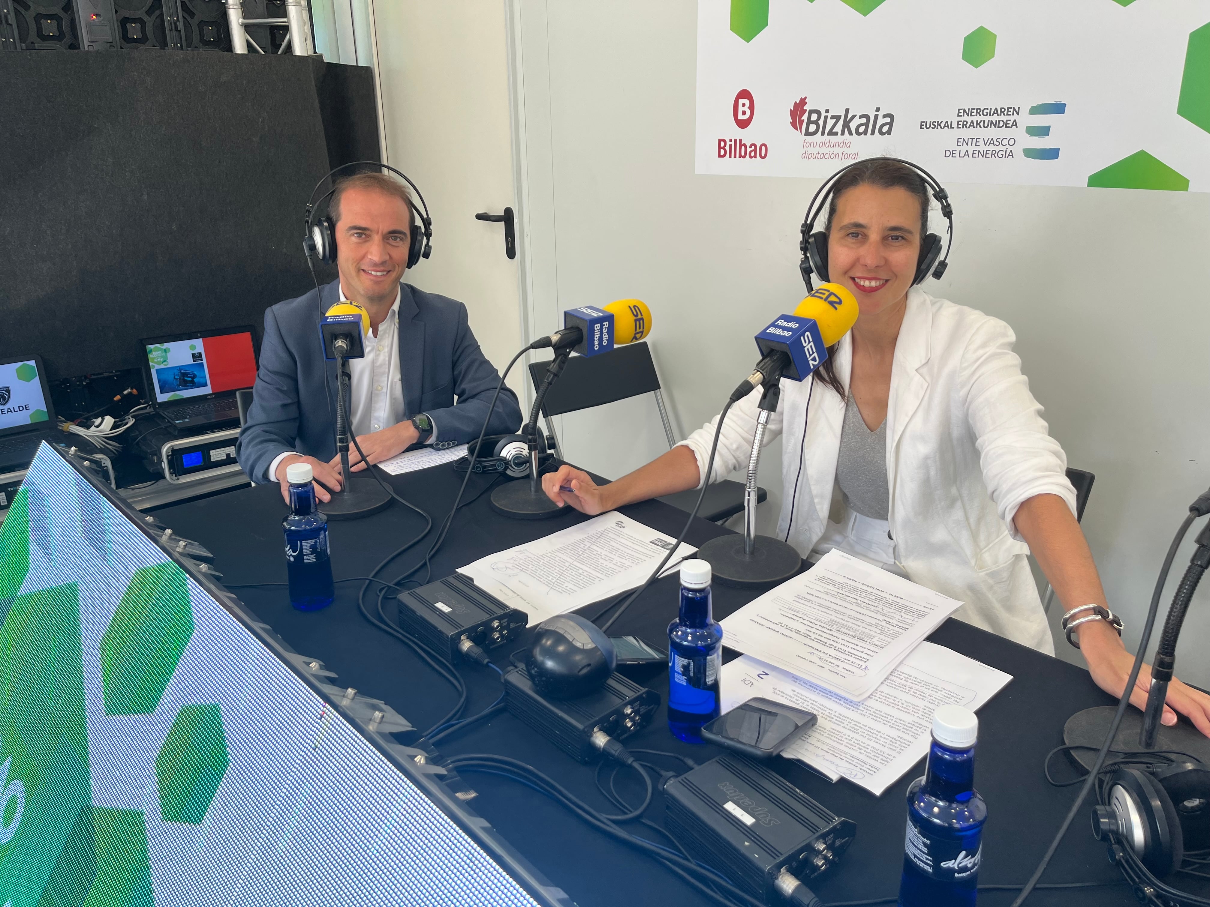 Iñigo Ansola, director general del Ente Vasco de la Energía junto a Azul Tejerina
