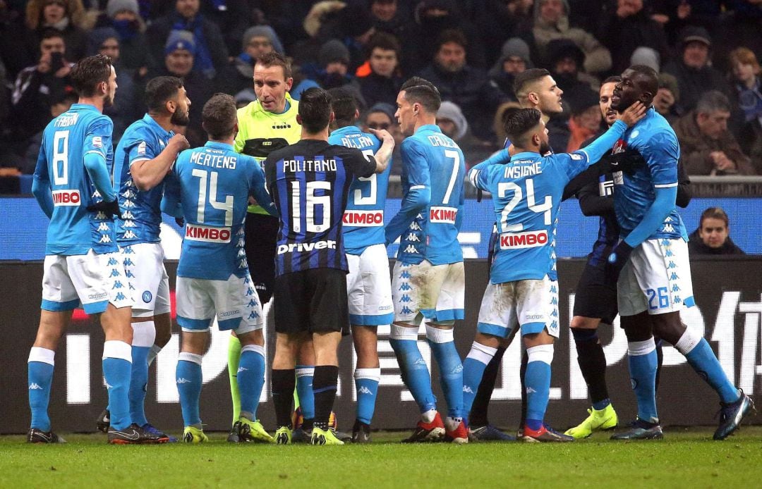 Los jugadores de Inter y Nápoles, durante el partido en el que se registraron disturbios aficionados en la previa.