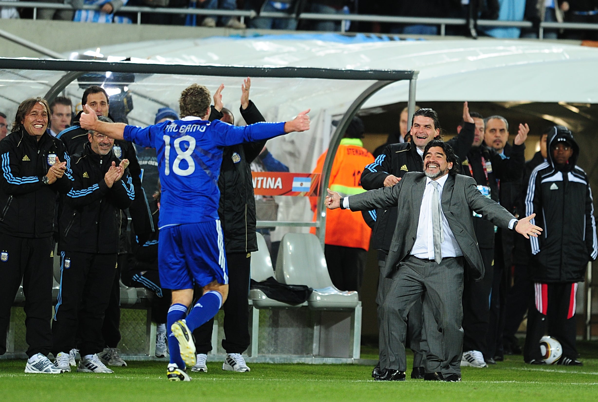 Palermo y Maradona celebran un gol en el Mundial de 2010.