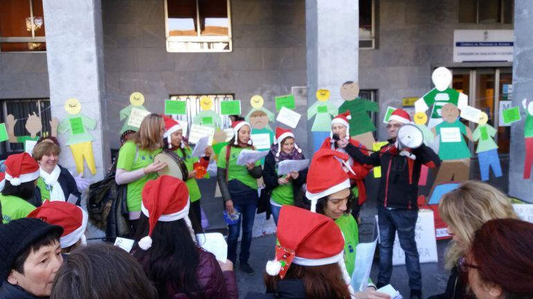 Coincidiendo con la jornada de huelga, han mantenido una concentración en Oviedo, ante la Consejería de Educación.