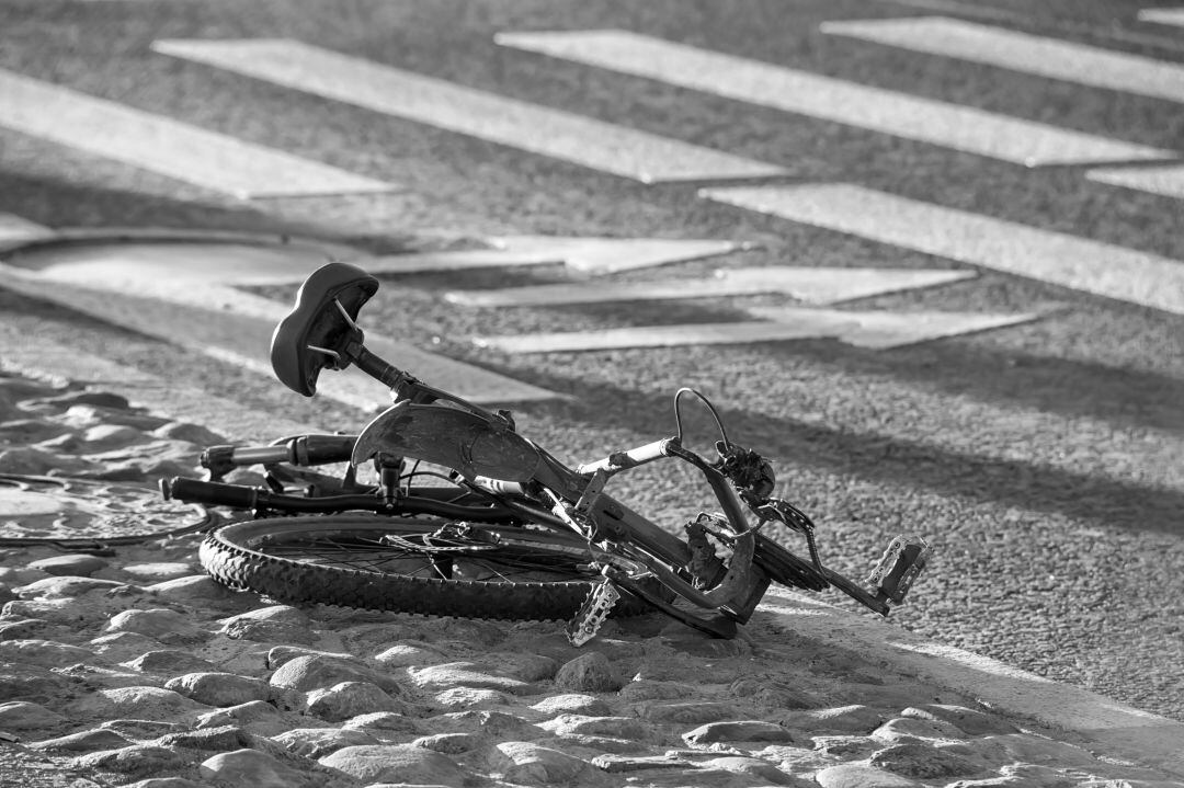 Bicicleta tirada en el suelo tras un golpe. 