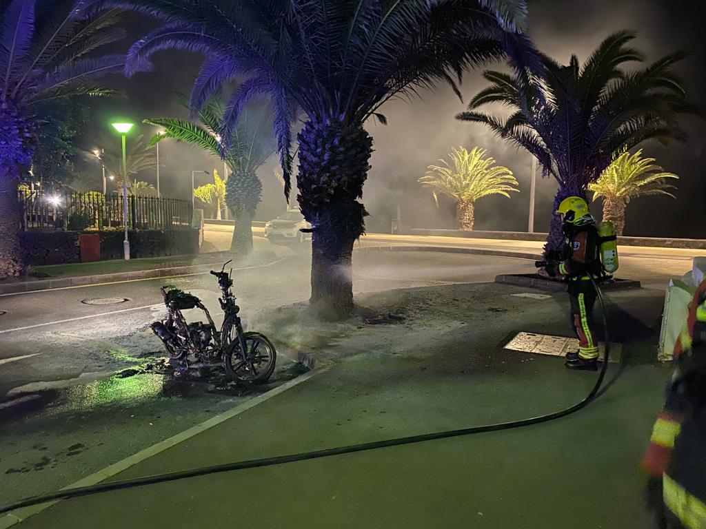 Los bomberos sofocando el fuego en Puerto del Carmen.