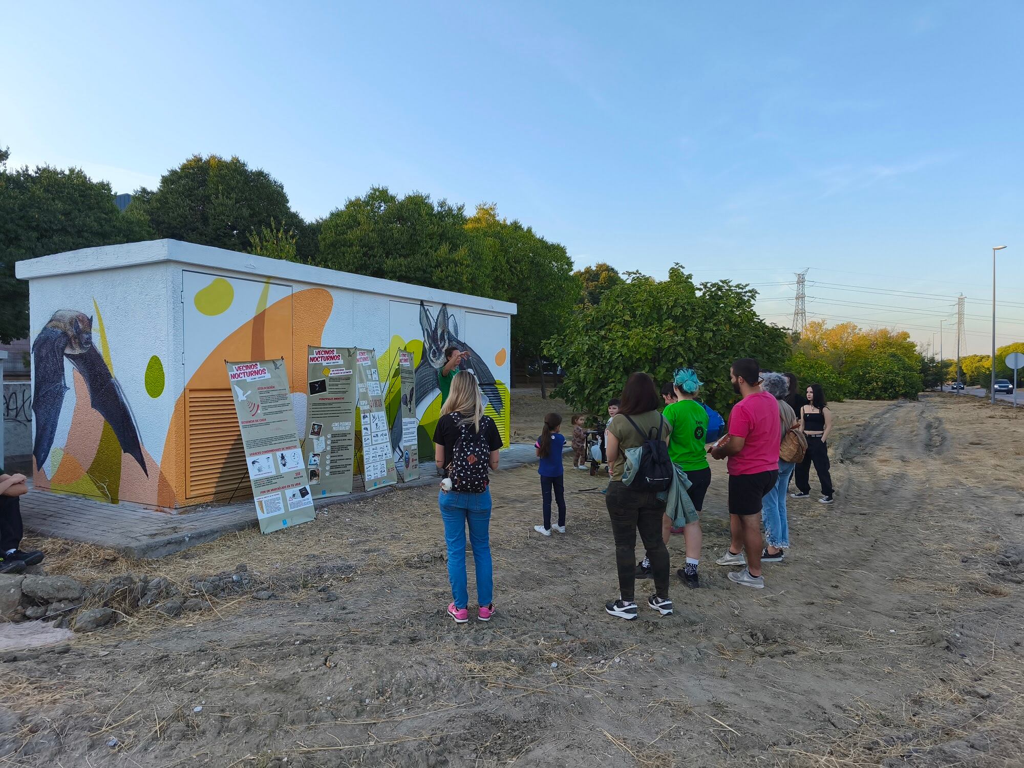 Los murales se encuentran entre una zona industrial y el arroyo Culebro a su paso por Pinto