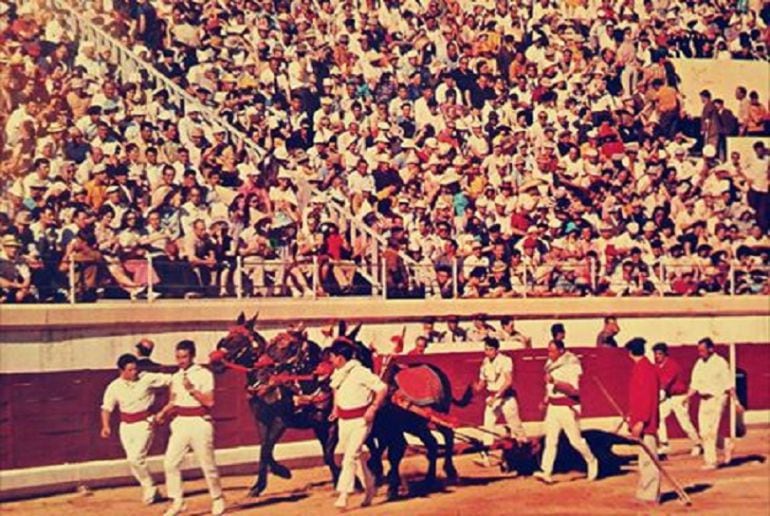 Foto del arrastre del primer toro lidiado en la nueva plaza de toros por Paquirri, el día 2 de septiembre de 1976