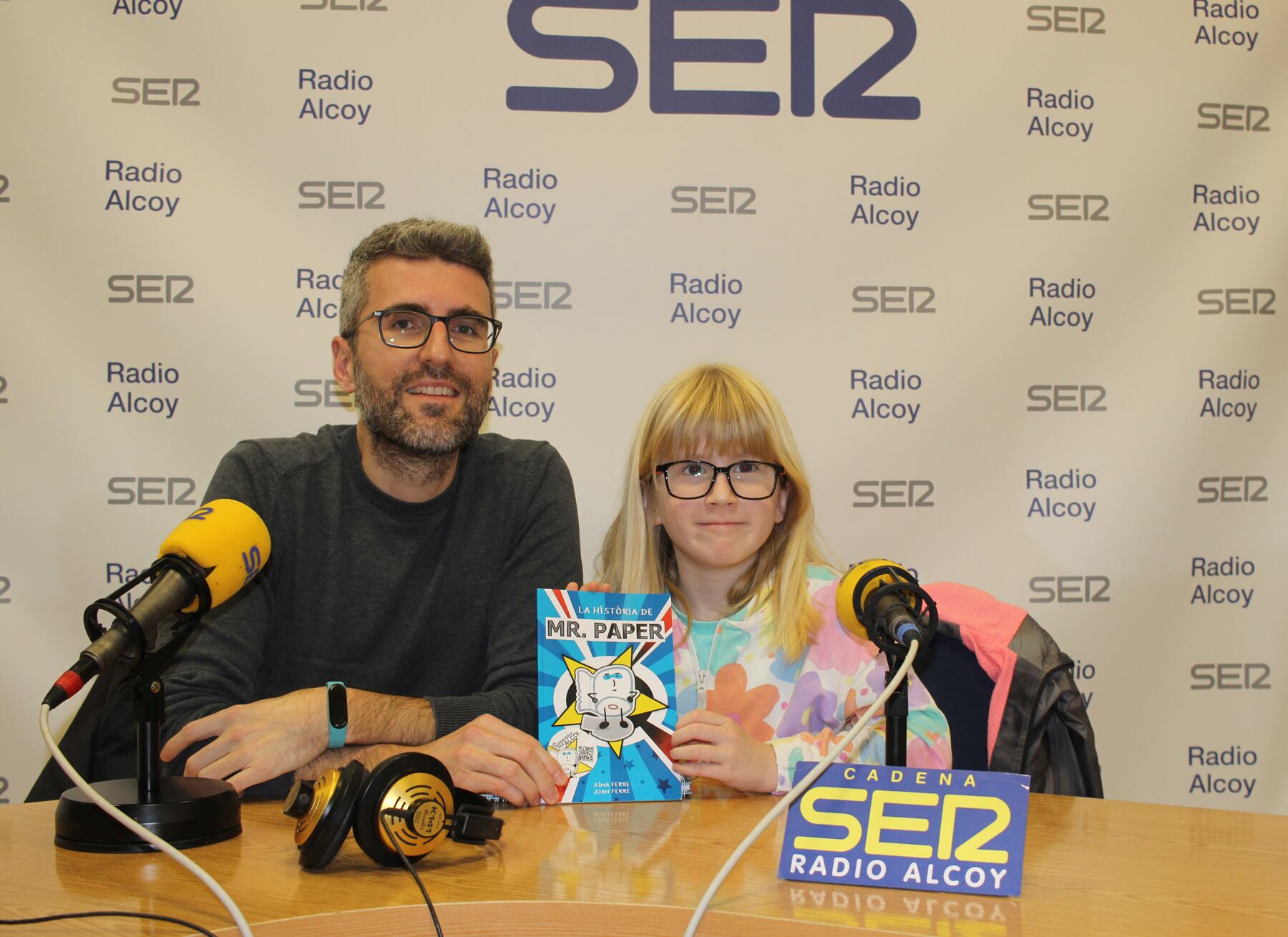 Joan i Aina Ferre amb un exemplar del llibre en l'estudi central de Radio Alcoy