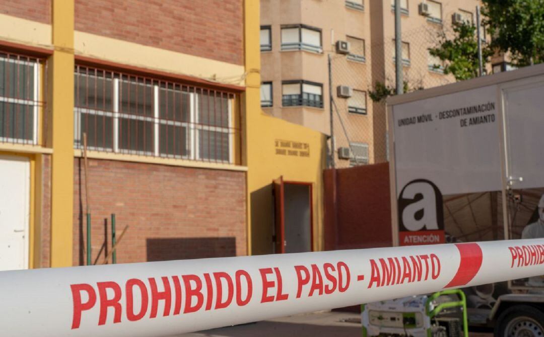 Retirada de amianto en un colegio de Cartagena.