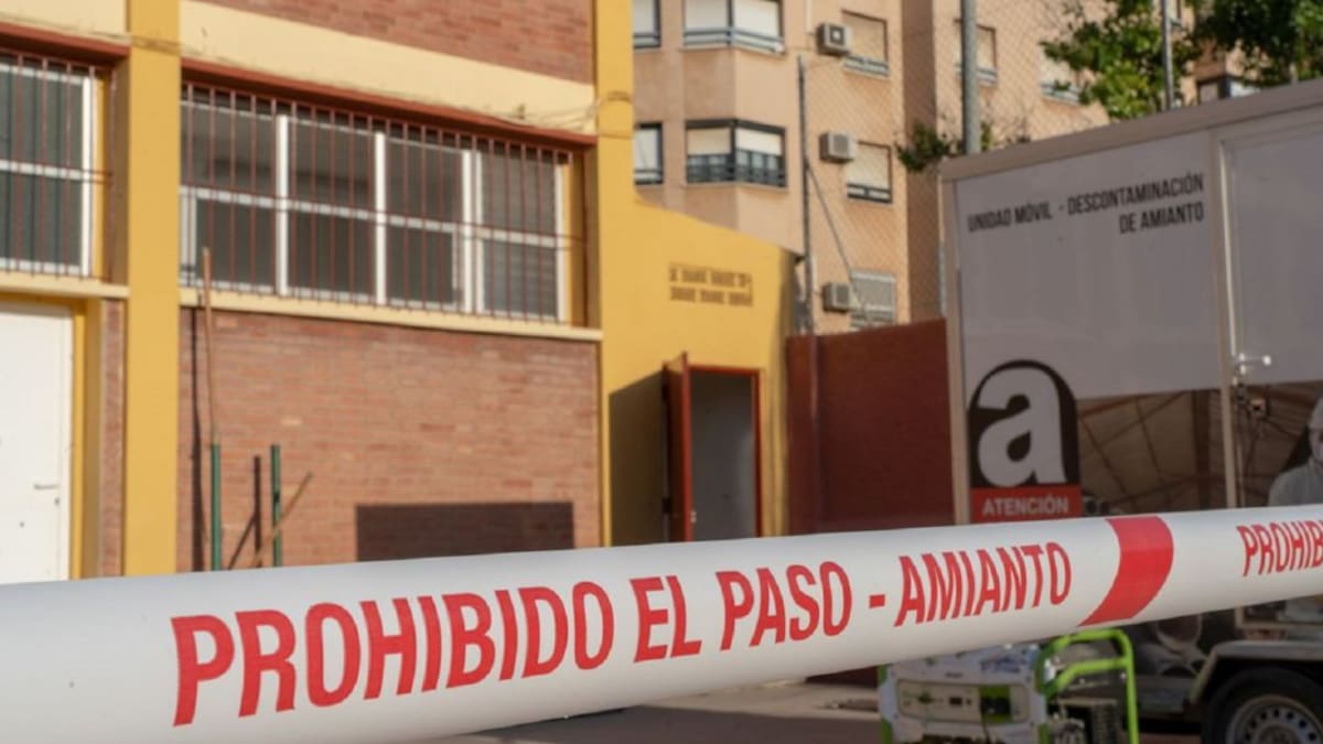 Comienzan las obras de sustitución de la cubierta de fibrocemento del CEIP Antonio Ulloa