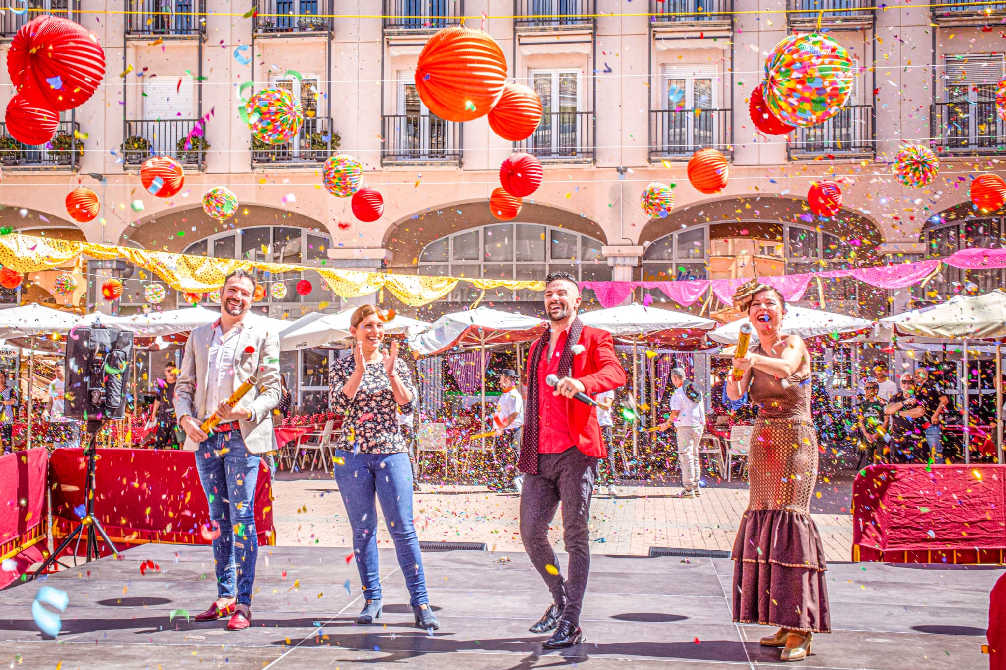 La Feria de Abril en la Plaza Mayor de Elda   con la presentación de Sergio Pérez, bailarín y coreógrafo.