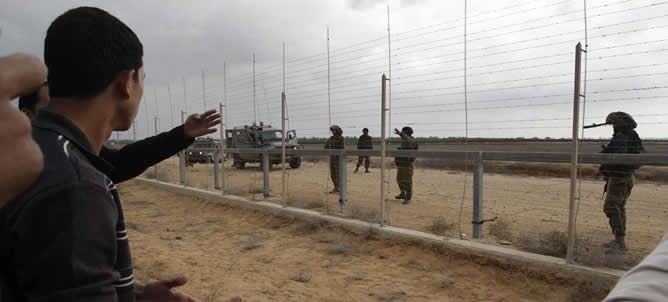 El fallecido participaba esta mañana, junto con un grupo de palestinos de las aldeas de Al Garara y Abasán, en una manifestación de protesta contra Israel junto a la verja electrónica que separa ambos territorios, a la altura de la ciudad de Janyunes.