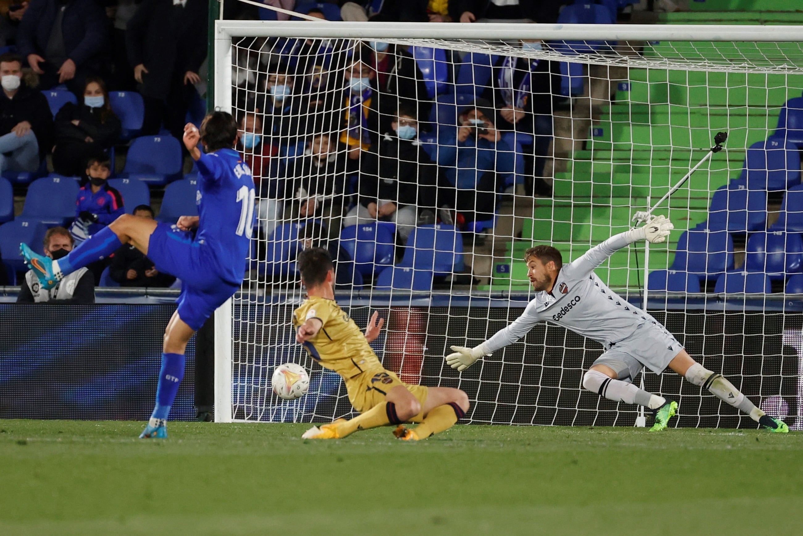 El delantero turco del Getafe Enes Ünal (i) dispara a puerta para anotar su segundo gol, el 2-0 del conjunto ante el Levante, durante el partido de Liga en Primera División que disputan este viernes en el Coliseum Alfonso Pérez de Getafe, en Madrid. EFE/Juanjo Martín