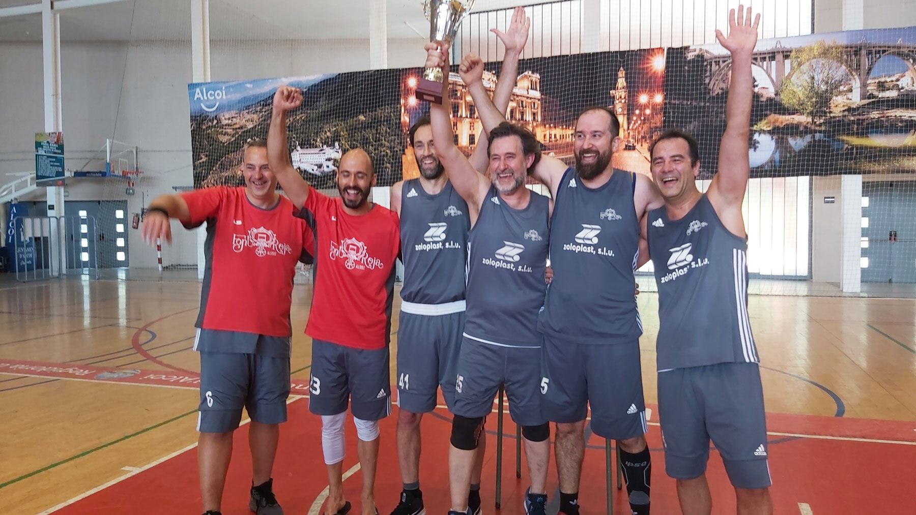 Los jugadores del Font Roja celebrando el título de campeón de la Supercopa Memorial Santi del Águila