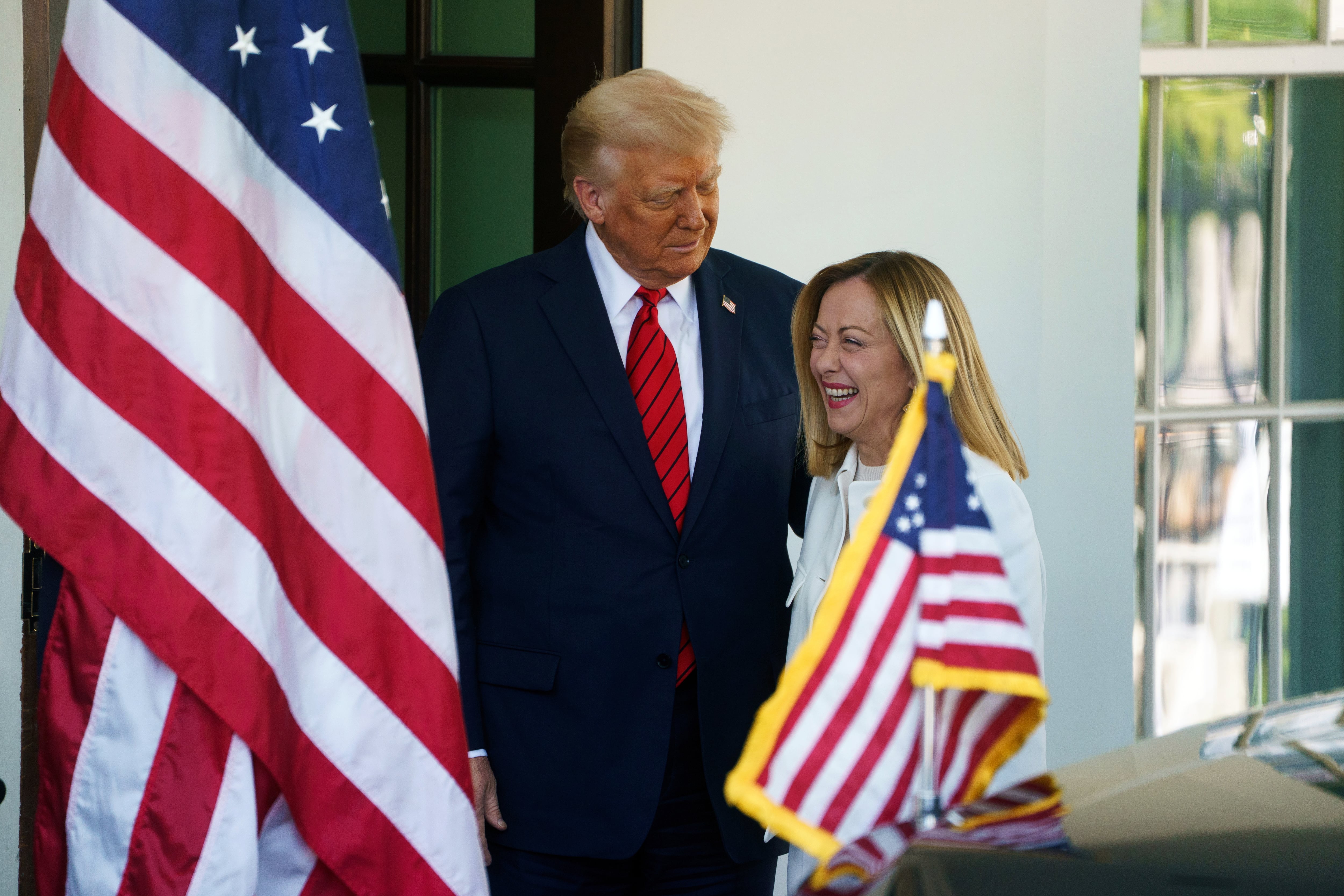 WASHINGTON (Estados Unidos), 17/04/2025.- El presidente estadounidense, Donald Trump (izq.), saluda a la primera ministra italiana, Giorgia Meloni (der.), en la Casa Blanca, Washington, D.C., EE. UU., el 17 de abril de 2025. (Italia) EFE/EPA/WILL OLIVER