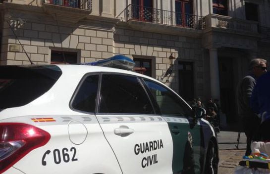 Coches de la Guardia Civil ante el Ayuntamiento de Reus