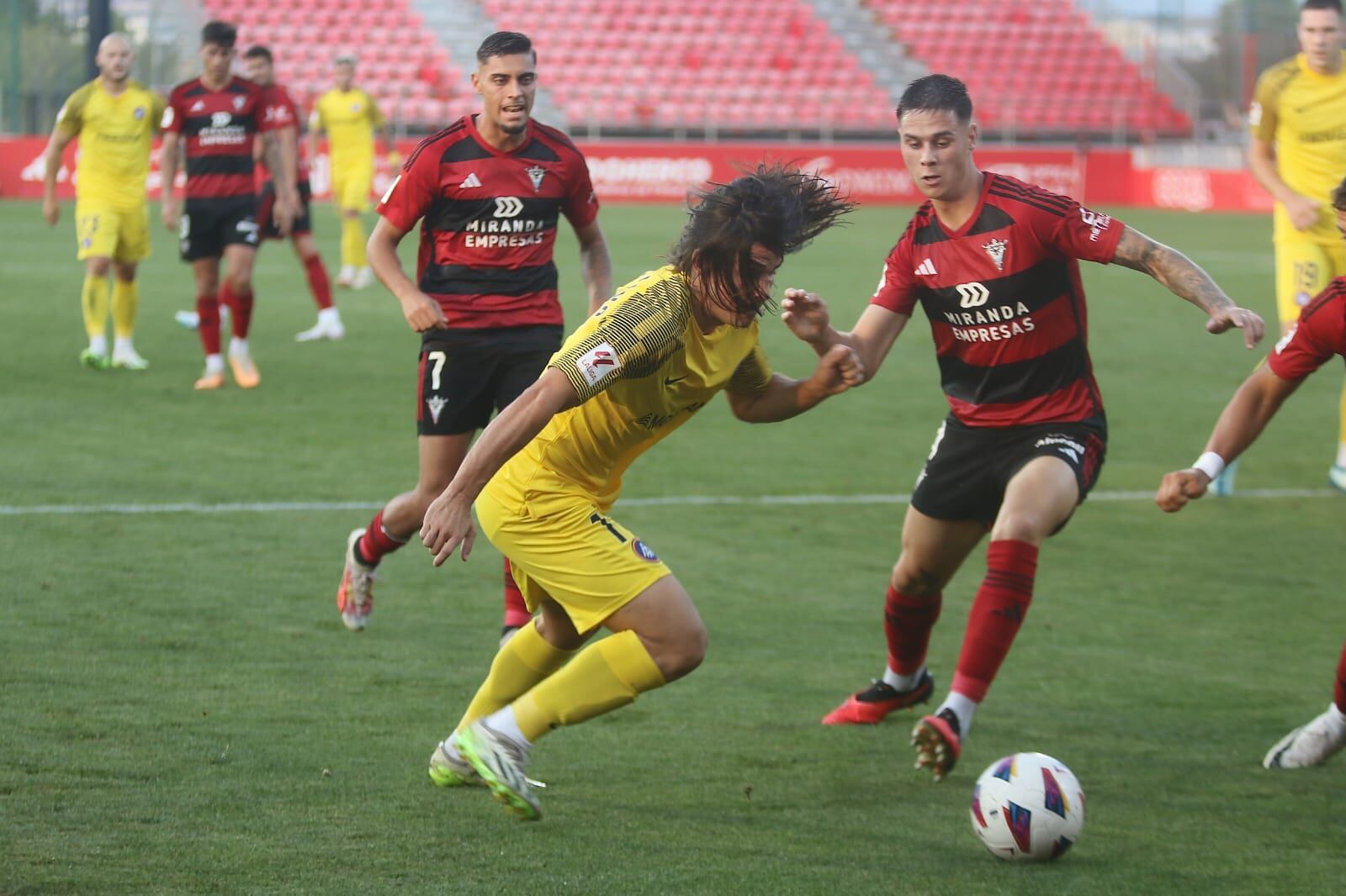 Calvo lluita una pilota en un moment del partit entre el Mirandés i l&#039;FC Andorra.