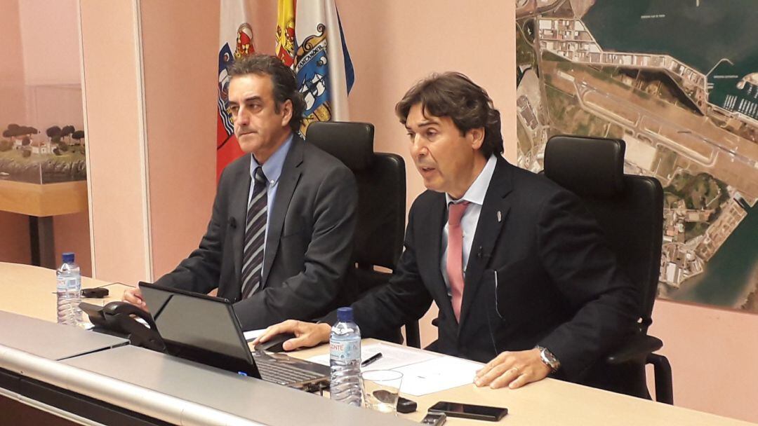 El presidente de la Autoridad Portuaria de Santander (APS), Jaime González, y el vicepresidente y consejero de Industria e Innovación, Francisco Martín, en rueda de prensa