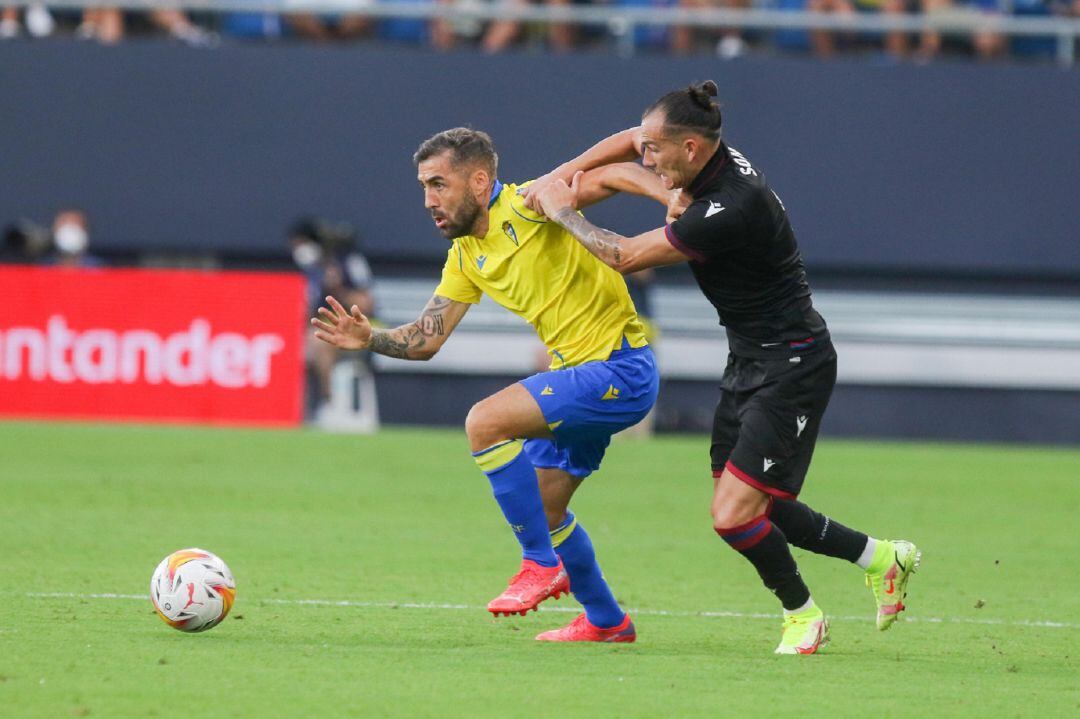 Alberto Perea en una acción del partido ante el Levante.