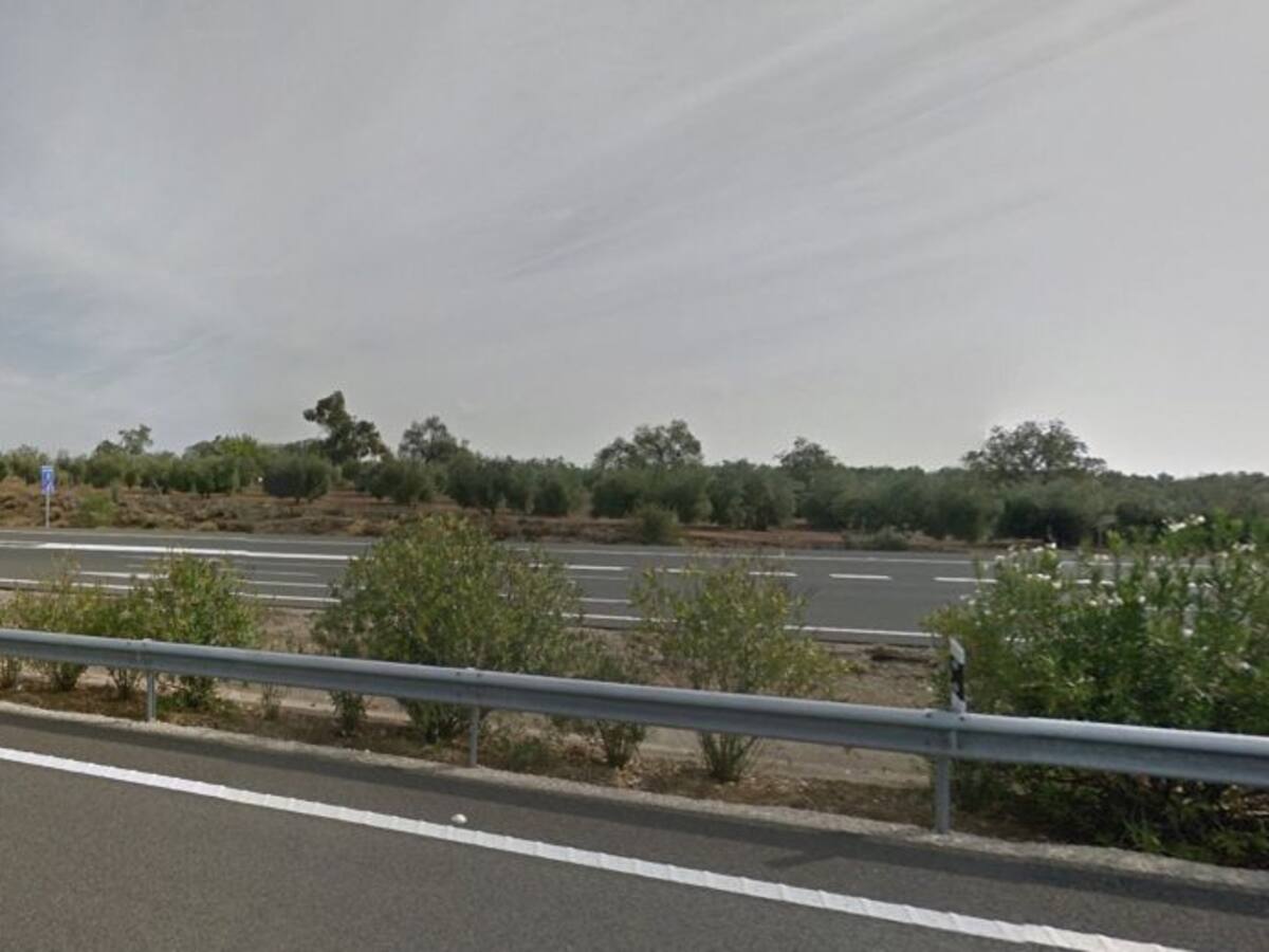 Una colisión entre dos camiones provoca retenciones en la A-44