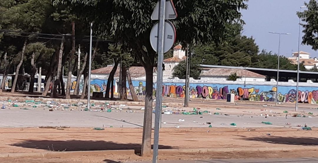 Imagen de cómo ha quedado el recinto ferial tras la celebración del macrobotellón