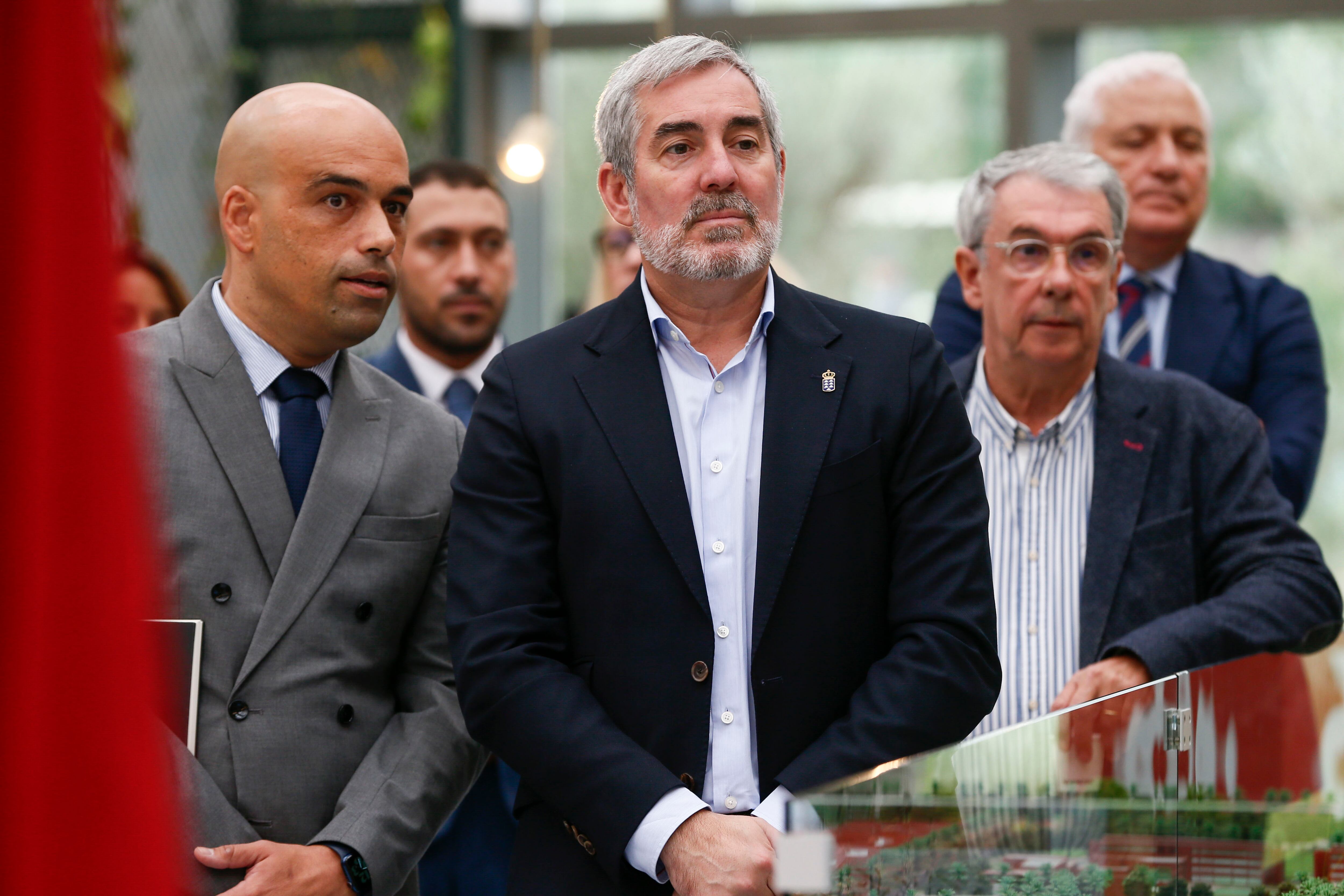 El presidente de Canarias, Fernando Clavijo (C), durante su visita a Marrakech (Marruecos)