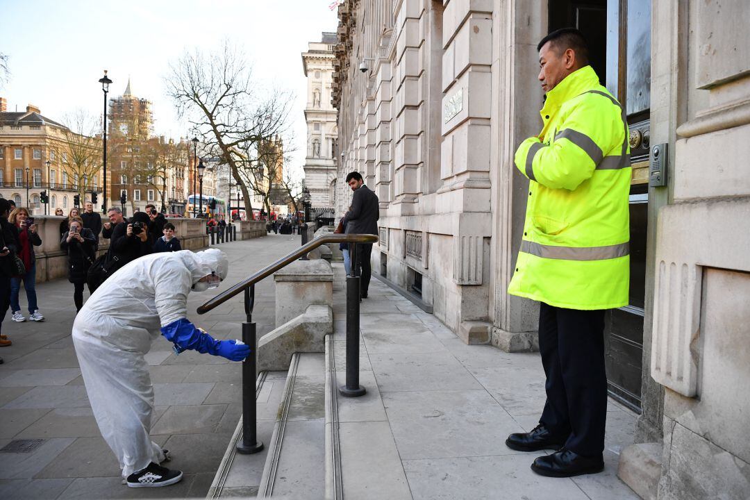Personal se seguridad británico desinfecta zonas de las calles de Londres