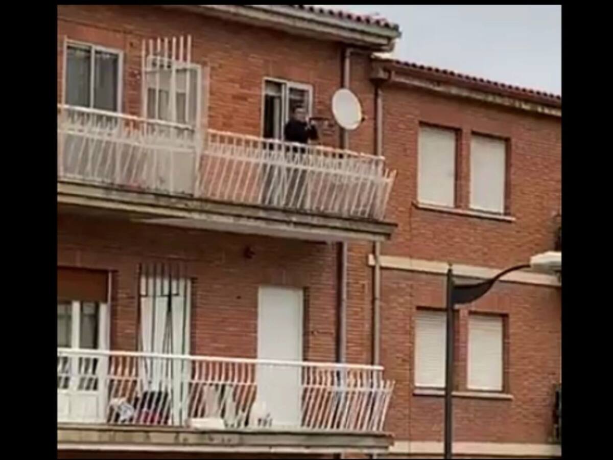 La marcha de la Romería de la Concha desde un balcón de la Ronda de San Torcuato