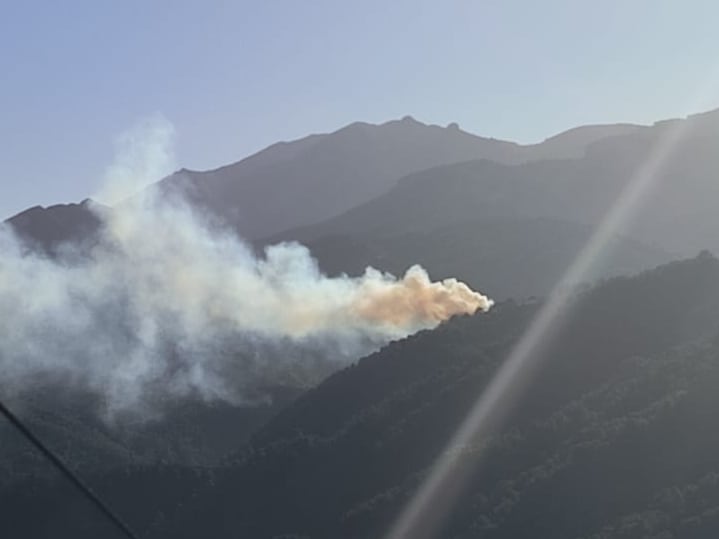 Imagen de la columna de humo en la sierra de Yunquera este jueves