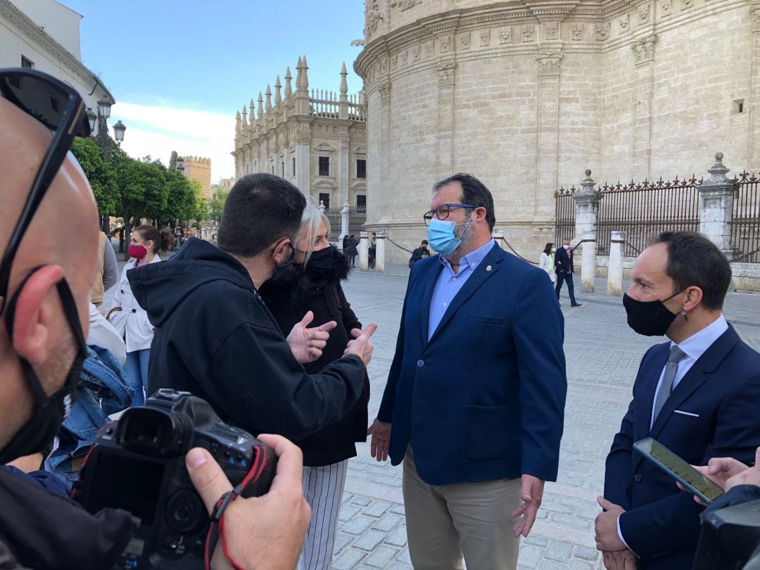 Juan Ávila, arropado por la consejera de Cultura, Patricia del Pozo, en la plaza Virgen de los Reyes.