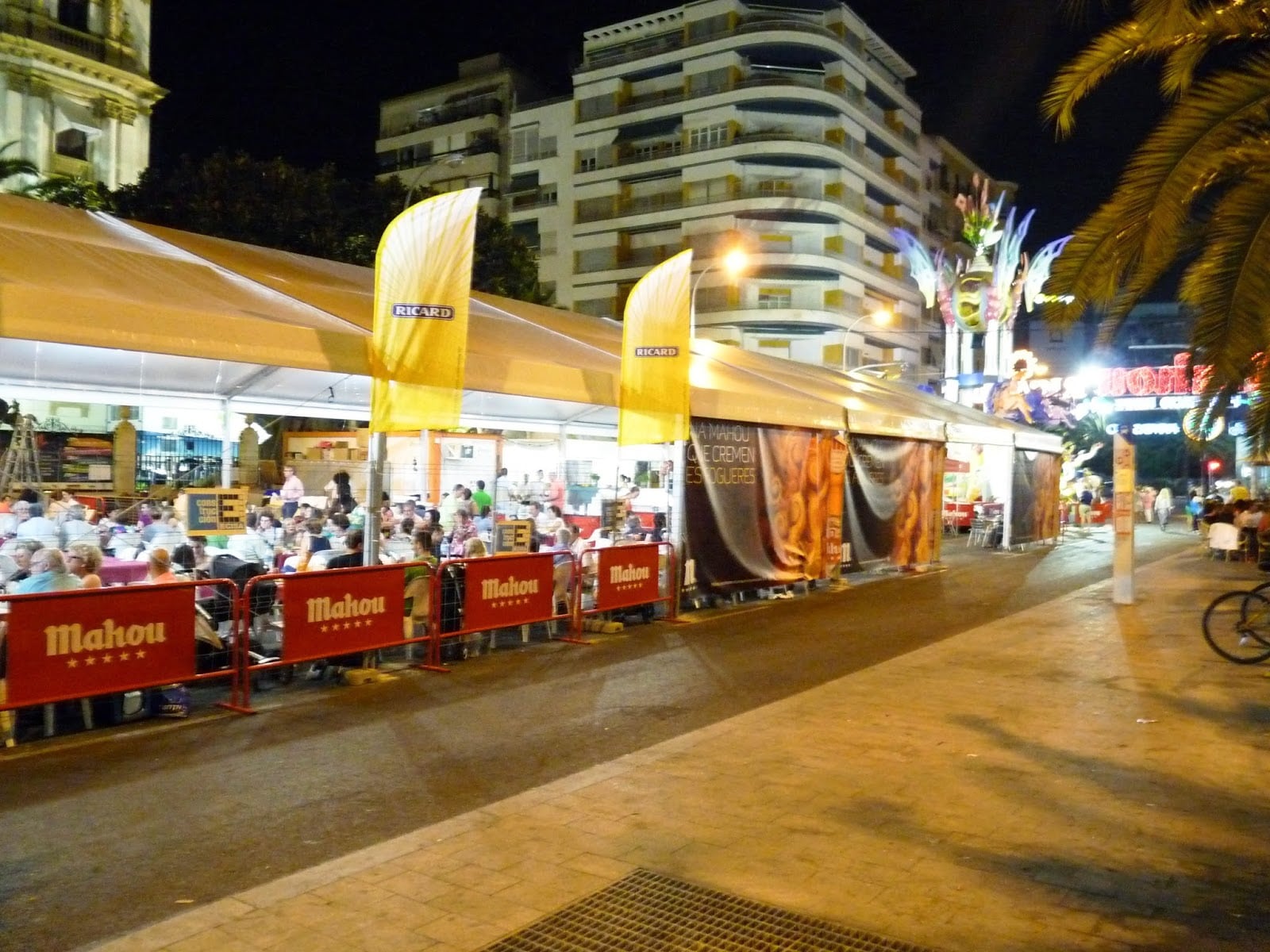 Una barraca plantada en el centro de Alicante durante las fiestas de Hogueras