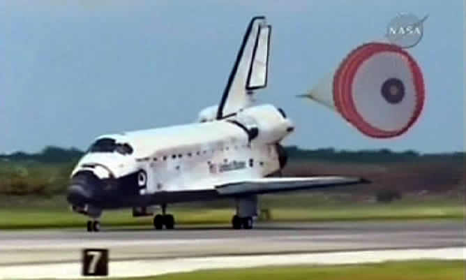 El Discovery aterrizando en el Centro Espacial Kennedy
