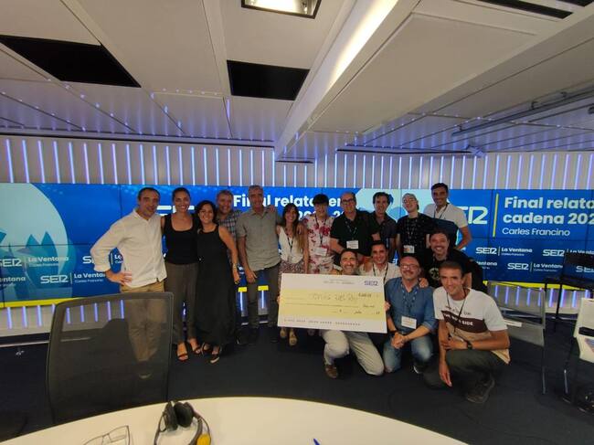 Los finalistas mensuales de 'Relatos en cadena' juntos al ganador, Tomás del Rey.