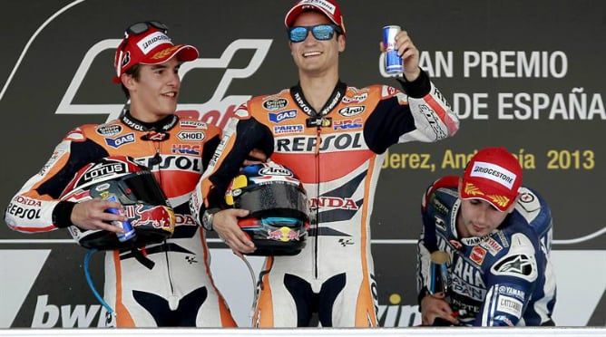 El piloto de MotoGP Dani Pedrosa, junto a Marc Márquez y Jorge Lorenzo en el podio tras la disputa del Gran Premio de España de Motociclismo.